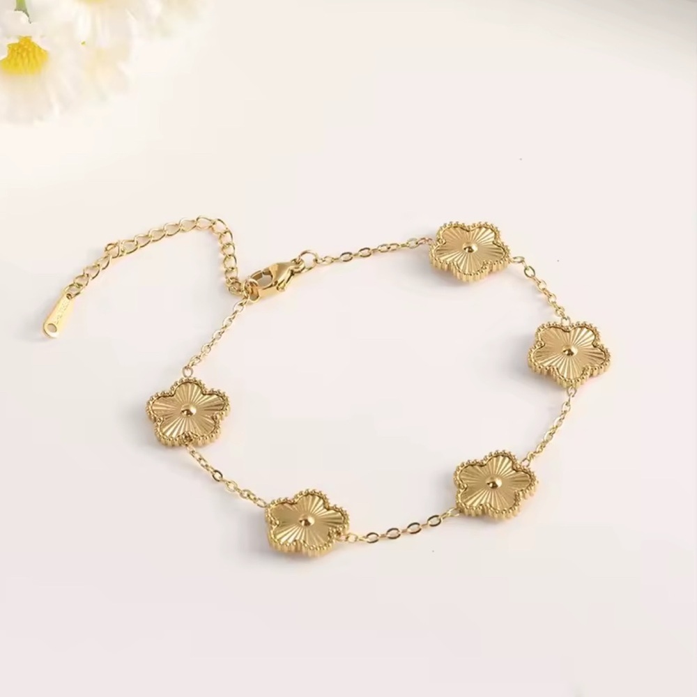 ⚜️ Elegant Gold Flower Bracelet